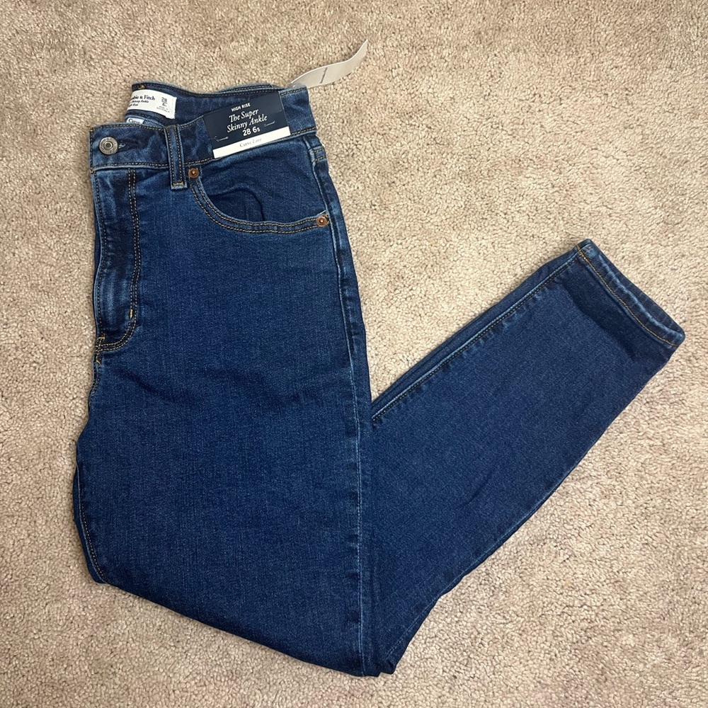NWT Abercrombie & Fitch Women’s The Super Skinny Jean Dark Wash Size 28/6 Short